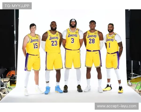 詹姆斯领衔湖人新赛季阵容 强势复出助力球队冲击总冠军